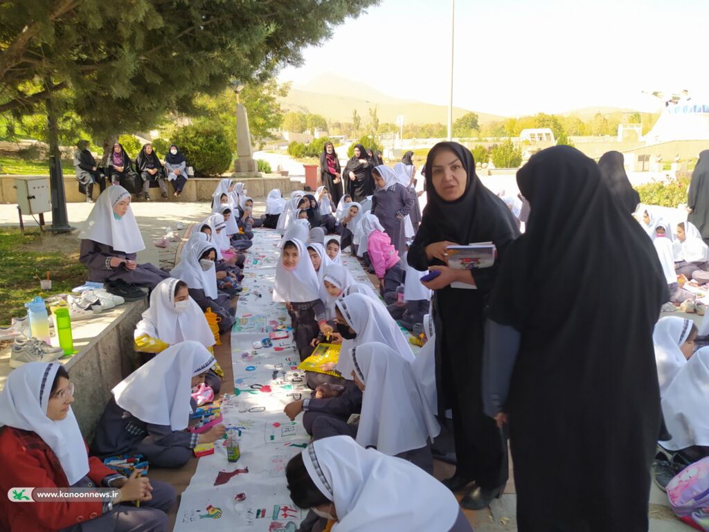 " نقاشی ۱۰۰۰" متری باحضور بیش از ۲۰۰۰ دانش آموز در همدان برگزار شد