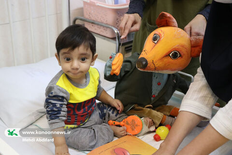 عیادت از کودکان بستری در بیمارستان‌ها همزمان با هفته ملی کودک