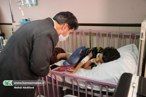 عیادت از کودکان بستری در بیمارستان‌ها همزمان با هفته ملی کودک
