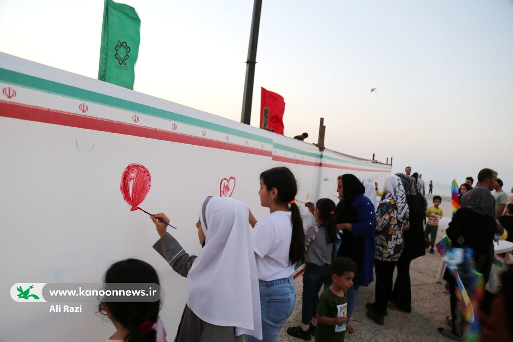 پرواز بابادک های شادی و امید در آسمان بوشهر