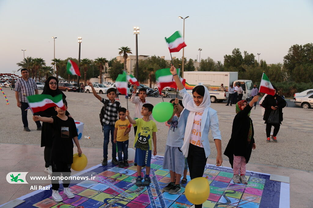 پرواز بابادک های شادی و امید در آسمان بوشهر