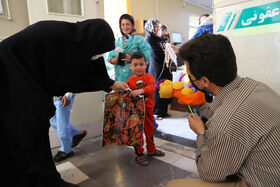 لحظاتی شاد و روحیه بخش در بیمارستان کودکان بوعلی اردبیل