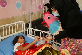 عیادت از کودکان بستری در بیمارستان‌ شهدای خلیج فارس  همزمان با هفته ملی کودک به روایت تصویر