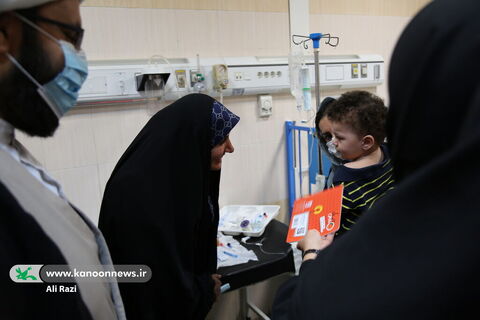 عیادت از کودکان بستری در بیمارستان‌ شهدای خلیج فارس  همزمان با هفته ملی کودک