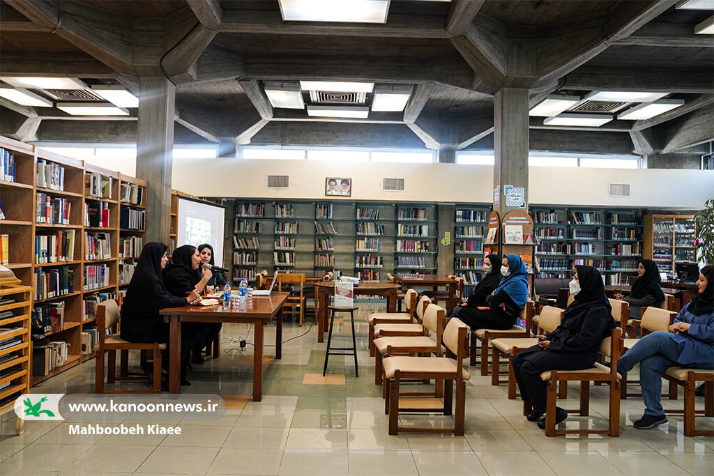 نشست «بیداری آوایی و آموزش الفبا» در کتابخانه مرجع کانون برگزار شد