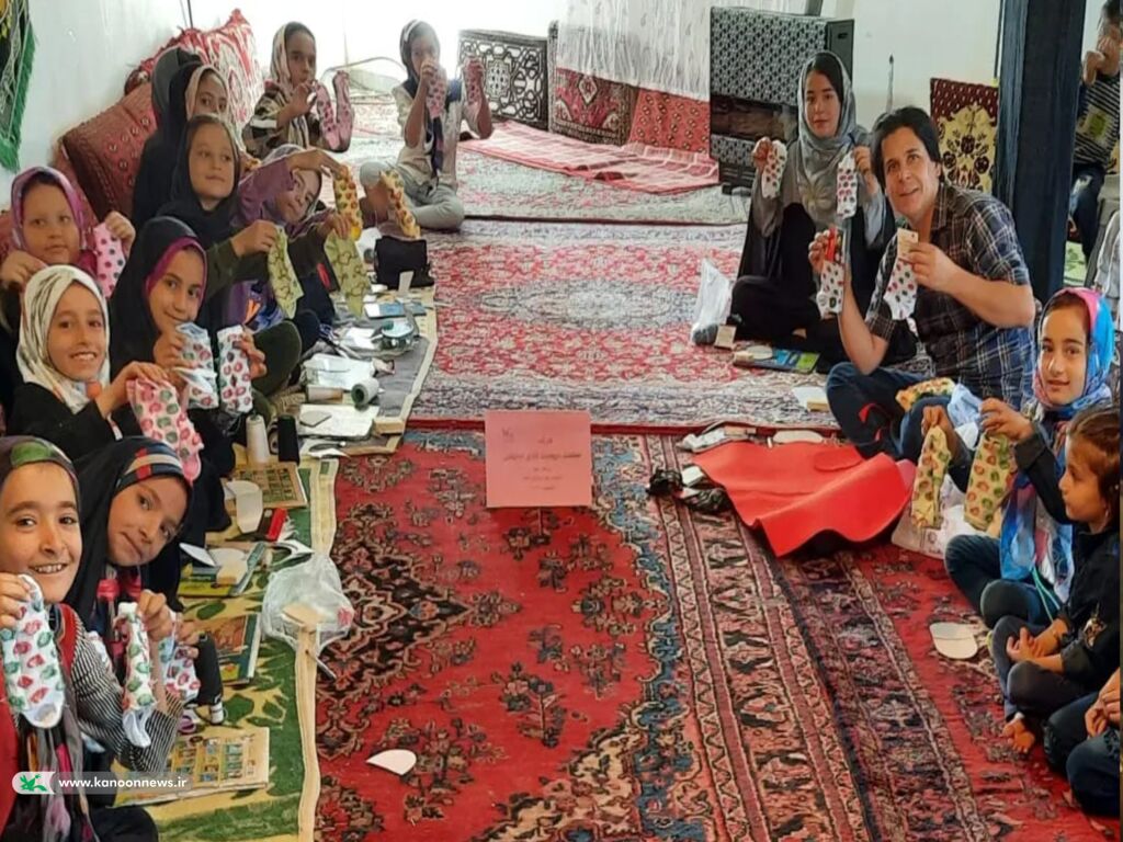 کارگاه "ساخت عروسک دستکشی" در روستای دهلق