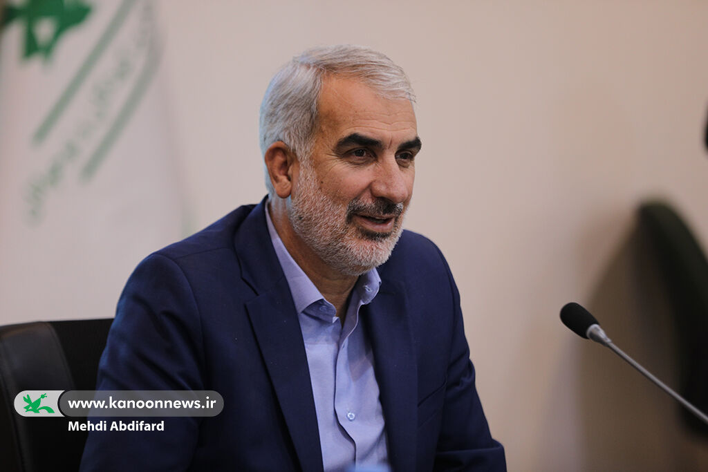 حضور وزیر آموزش و پروش در فعالیت بحث آزاد اعضای مراکز کانون تهران با قصهگویی، کودکان با سرمایههای تمدن و میراث فرهنگی، آداب و رسوم و سنتهای جامعه و جهان آشنا میشوند