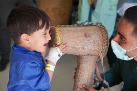 اجرای برنامه برای کودکان بستری در بیمارستان‌ شهید رجایی همزمان با هفته ملی کودک