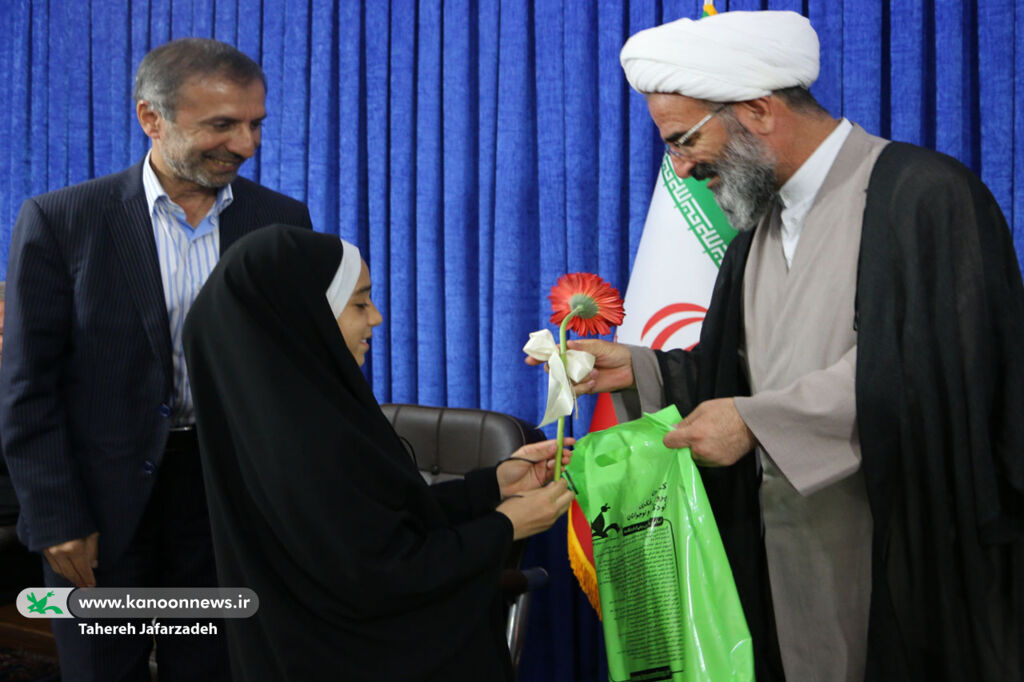 دیدار مدیرکل و اعضای کانون سمنان با نماینده ولی فقیه استان دیدار مدیرکل و اعضای کانون سمنان با نماینده ولی فقیه استان/ آشنایی معارف اسلامی با لطف و محبت به کودکان انجام گیرد