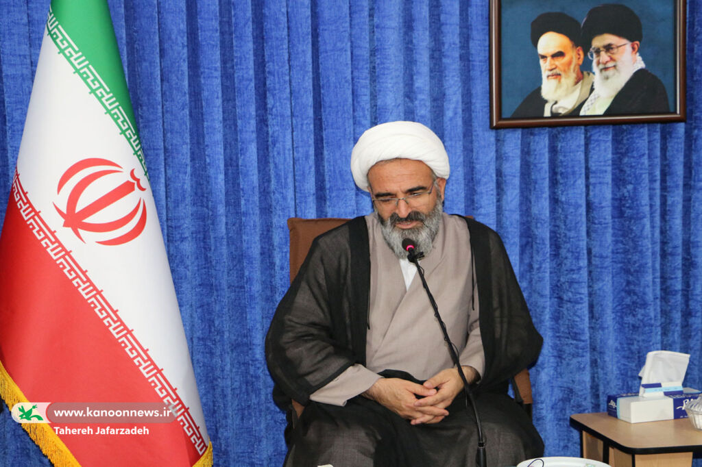دیدار مدیرکل و اعضای کانون سمنان با نماینده ولی فقیه استان/ آشنایی معارف اسلامی با لطف و محبت به کودکان انجام گیرد