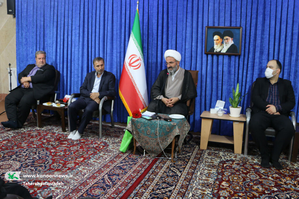 دیدار مدیرکل و اعضای کانون سمنان با نماینده ولی فقیه استان/ آشنایی معارف اسلامی با لطف و محبت به کودکان انجام گیرد