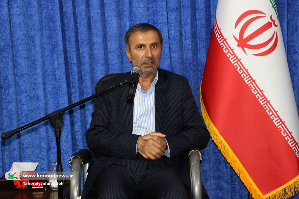 دیدار مدیرکل و اعضای کانون سمنان با نماینده ولی فقیه استان/ آشنایی معارف اسلامی با لطف و محبت به کودکان انجام گیرد