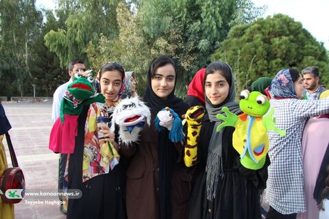 حال خوش کودکان قمی با شادپیمایی عروسک‌ها در بوستان علوی