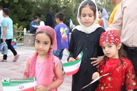حال خوش کودکان قمی با شادپیمایی عروسک‌ها در بوستان علوی