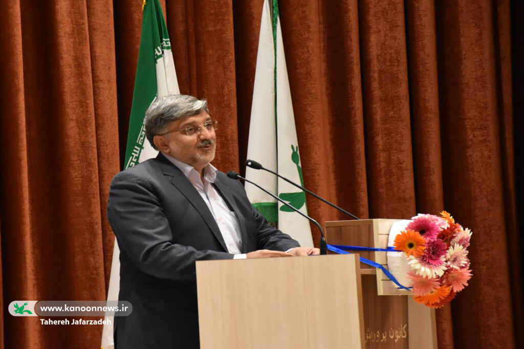 آیین افتتاحیه مرحلهی استانی جشنوارهی قصهگویی در کانون سمنان/ تجلیل از فرزندان شهید مدافع حرم و مروج قصهگویی