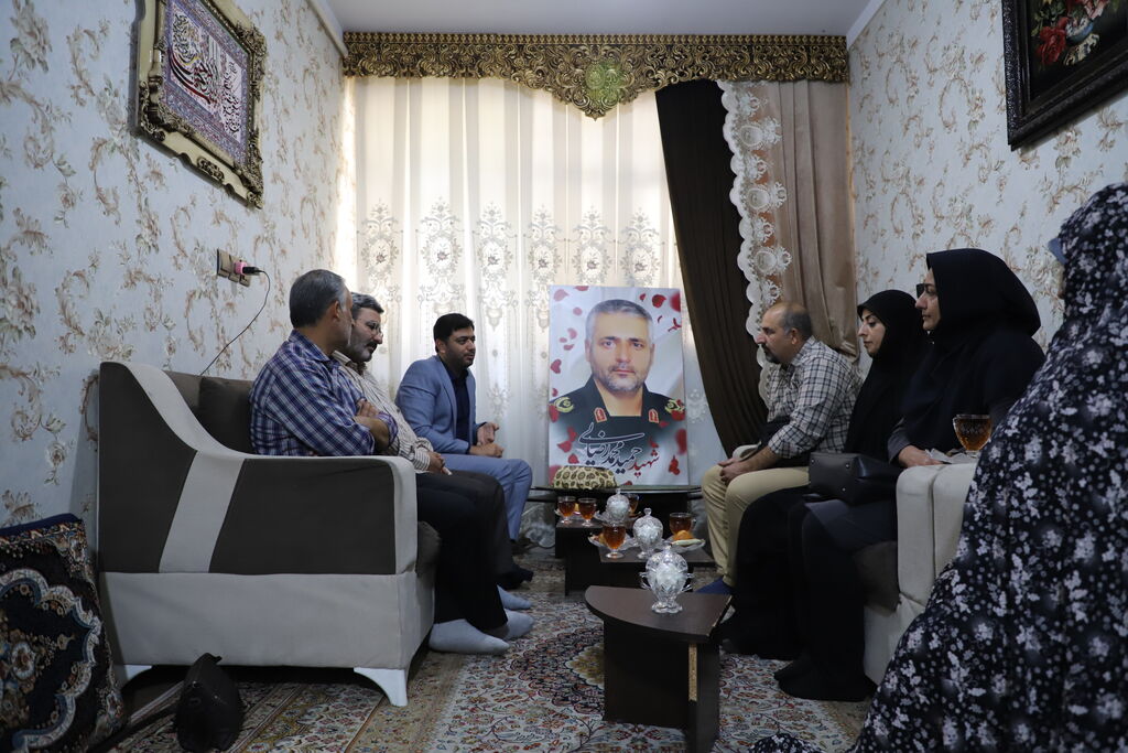 دیدار کارکنان کانون استان قزوین با خانواده شهید مدافع حرم