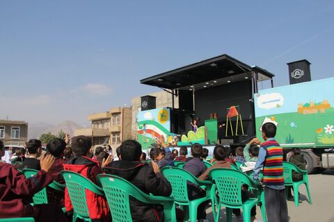 گزارش تصویری تماشاخانه سیار کانون از اجرای «جک و لوبیای سحرآمیز» در چالدران و شوط