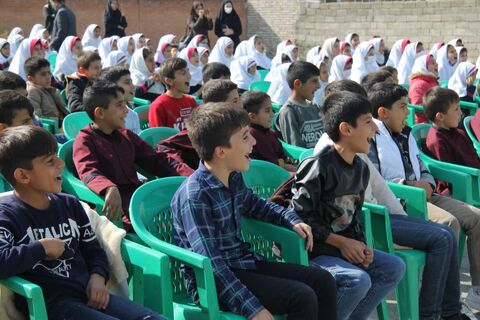 گزارش تصویری تماشاخانه سیار کانون از اجرای «جک و لوبیای سحرآمیز» در چالدران و شوط