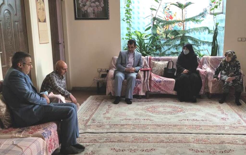 دیدار با خانواده شهید جنگ تحمیلی