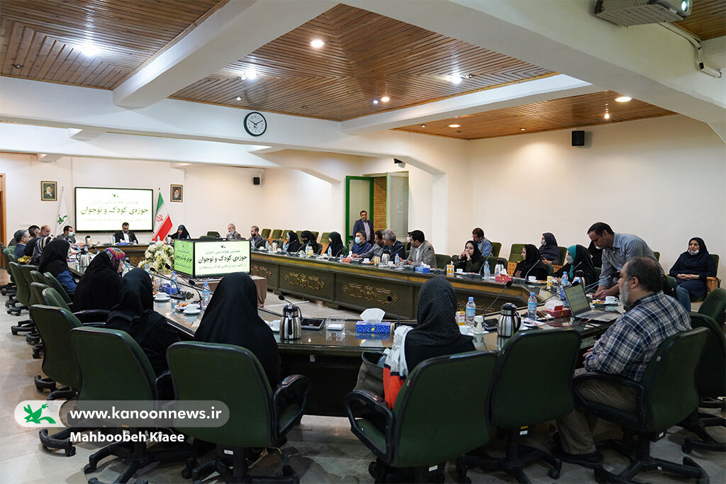 نشست هماندیشی ناشران حوزهی کودک و نوجوان در کانون کار برای کودکان اولویت کشور است/ پیگیر آزادی نویسنده کودک و نوجوان هستیم