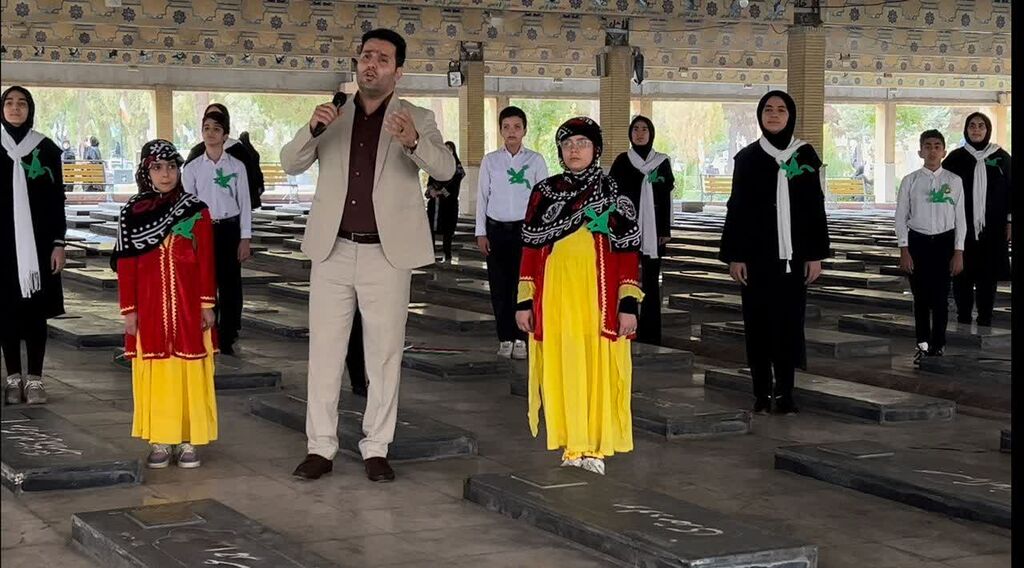 اجرای گروه سرود آفرینش کانون کرمانشاه در مزار شهدا