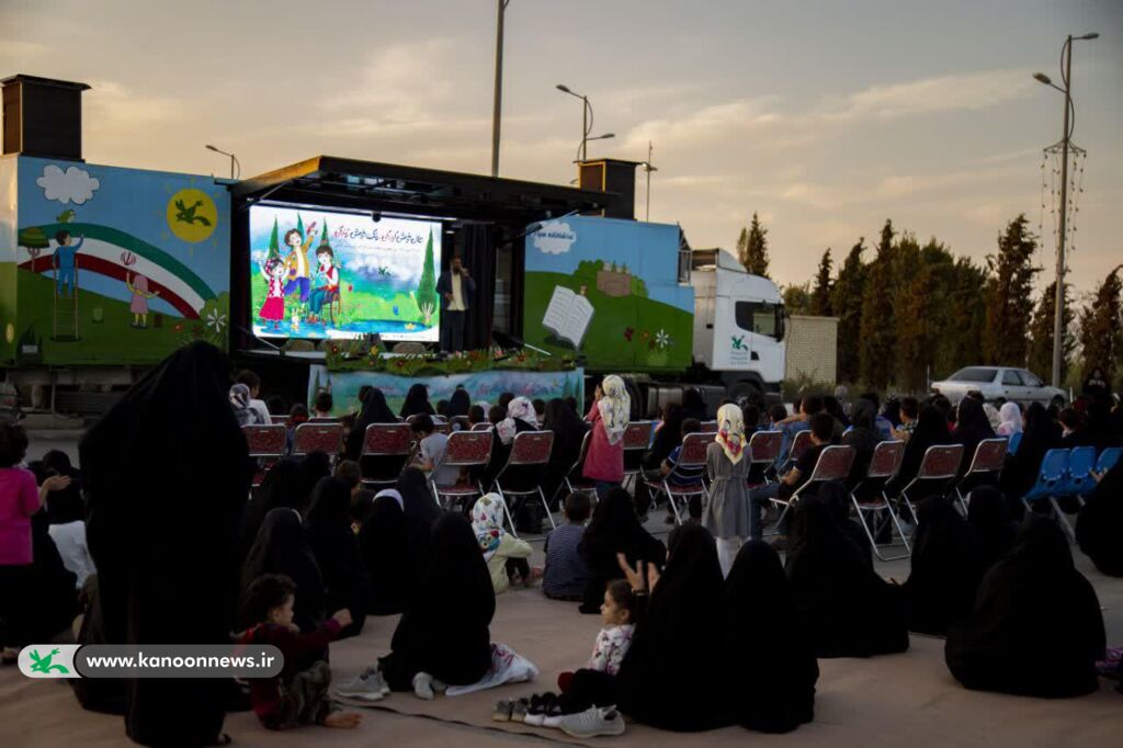 اجرای برنامههای تماشاخانه سیار در شهرهای مختلف کشور گزارشی از اجراهای تماشاخانههای سیار کانون در هفته ملی کودک