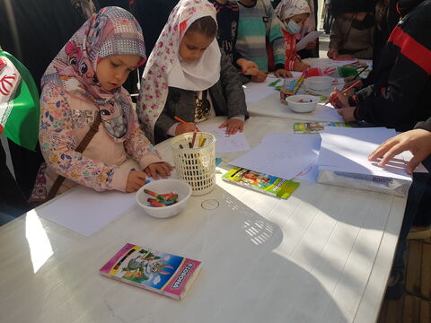 برپایی ایستگاه نقاشی در مسیر راهپیمایی 13 آبان روز دانش آموز در سنندج به روایت تصویر