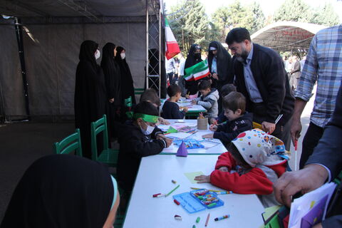 ایستگاه فرهنگی کانون پرورش فکری در مسیر راهپیمایی ۱۳ آبان ارومیه
