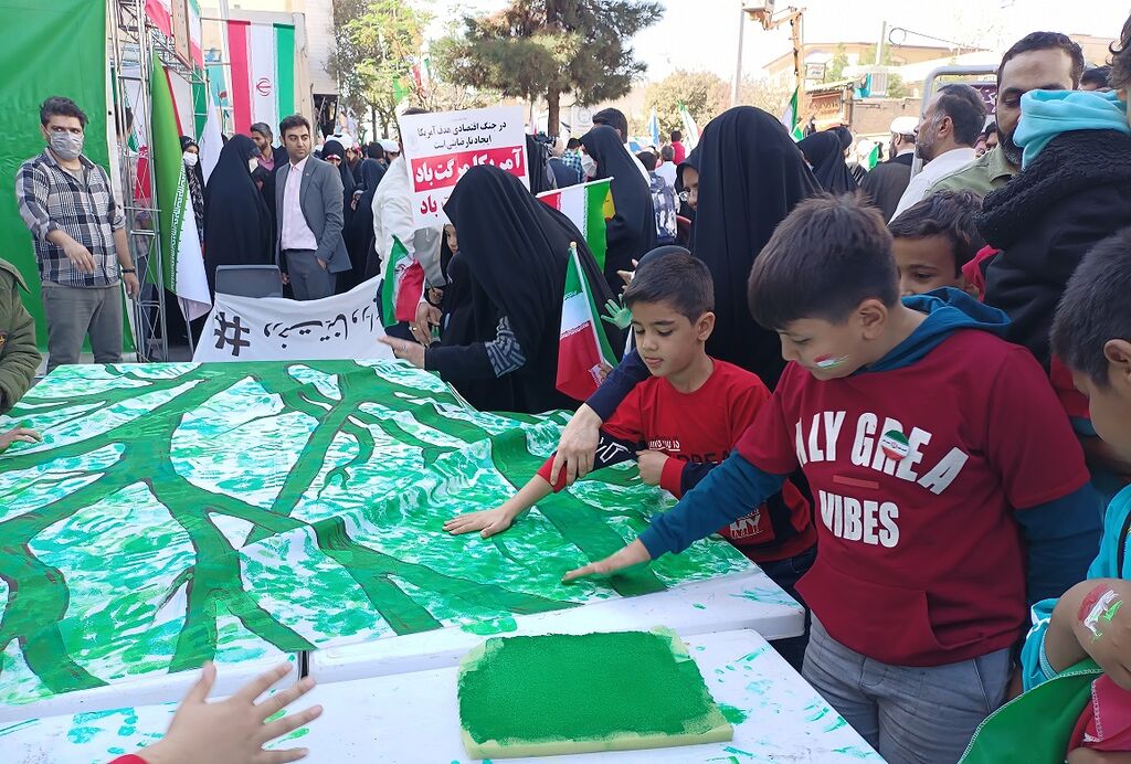 تصویر درخت تناور ایران اسلامی در غرفه کانون پرورش فکری قم