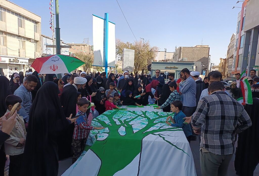 حضور کانون پرورش فکری قم در مراسم ۱۳ آبان تصویر درخت تناور ایران اسلامی در غرفه کانون پرورش فکری قم