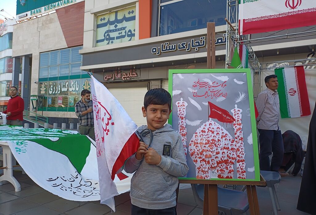 تصویر درخت تناور ایران اسلامی در غرفه کانون پرورش فکری قم