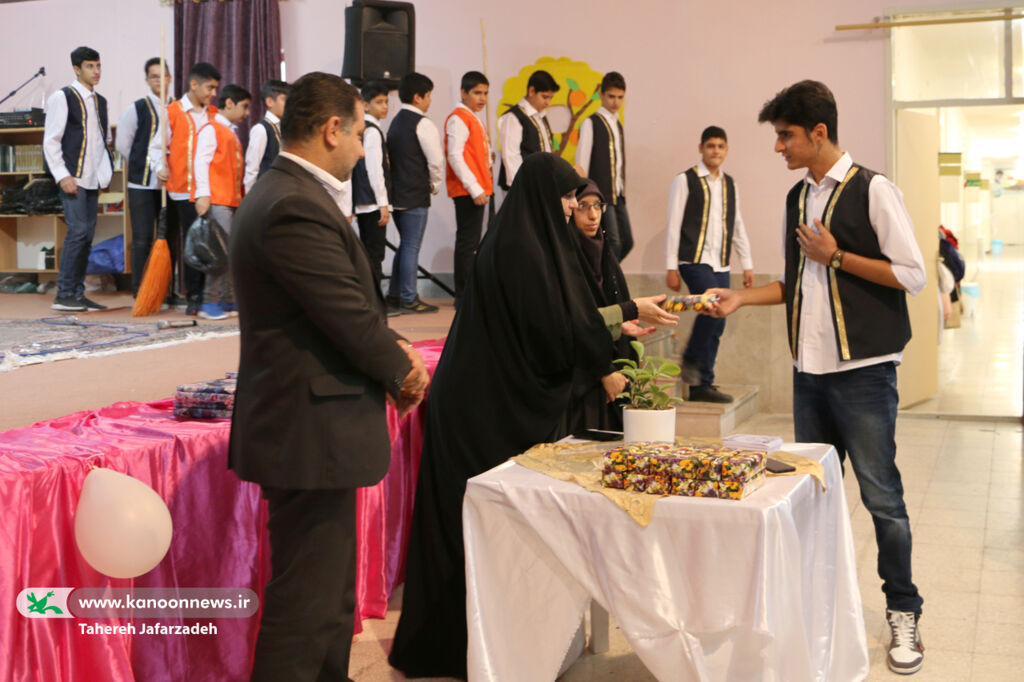 رونمایی از سرودنمایش اعضای کانون سمنان در جشن روز دانشآموز