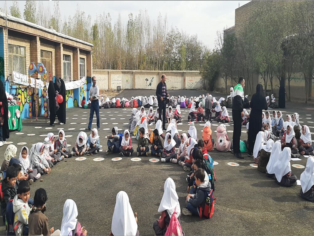 حضور کتابخانه سیار روستایی همدان در روز دانش آموز در روستای انصارالامام