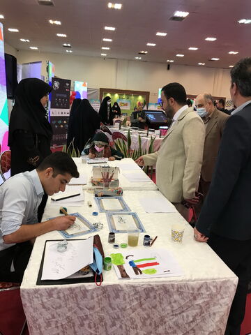 حضور پرشور دختران و پسران در نمایشگاه "هشتادیا"