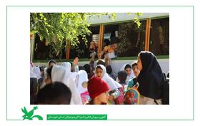 حضور کتابخانه‌های سیار کانون خوزستان در روستای ایستادگی شهرستان گتوند