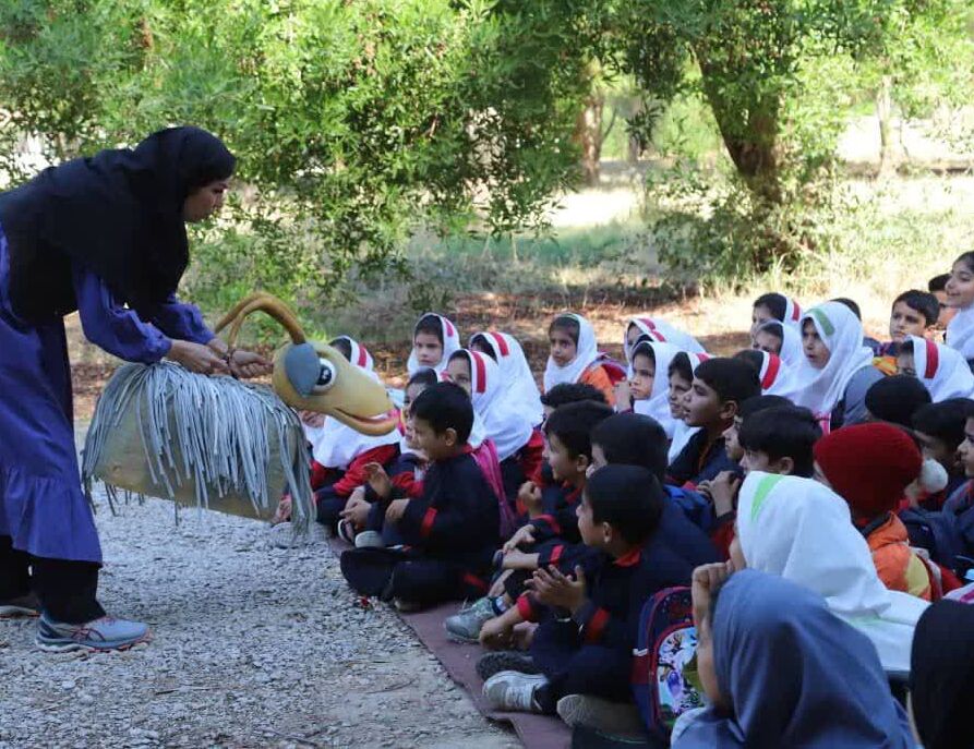 حضور کتابخانههای سیار کانون خوزستان در روستای ایستادگی شهرستان گتوند