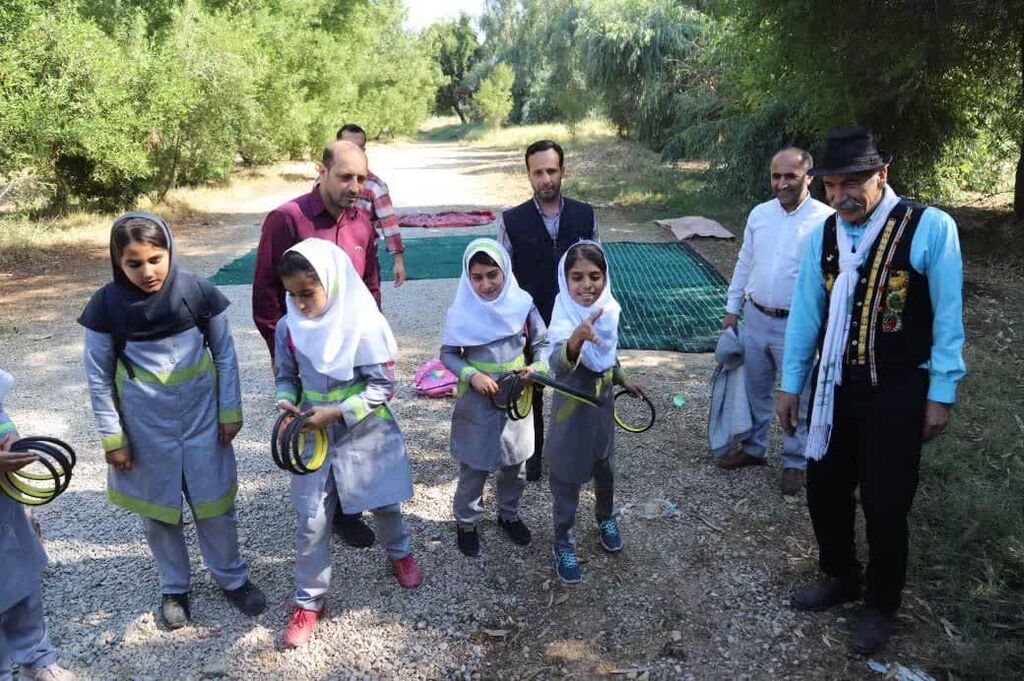 حضور کتابخانههای سیار کانون خوزستان در روستای ایستادگی شهرستان گتوند