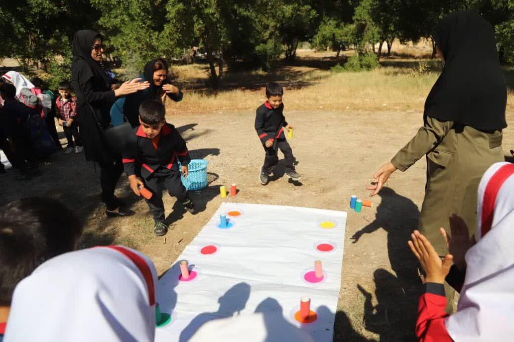 حضور کتابخانههای سیار کانون خوزستان در روستای ایستادگی شهرستان گتوند