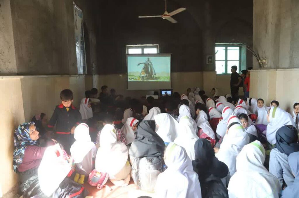 حضور کتابخانههای سیار کانون خوزستان در روستای ایستادگی شهرستان گتوند