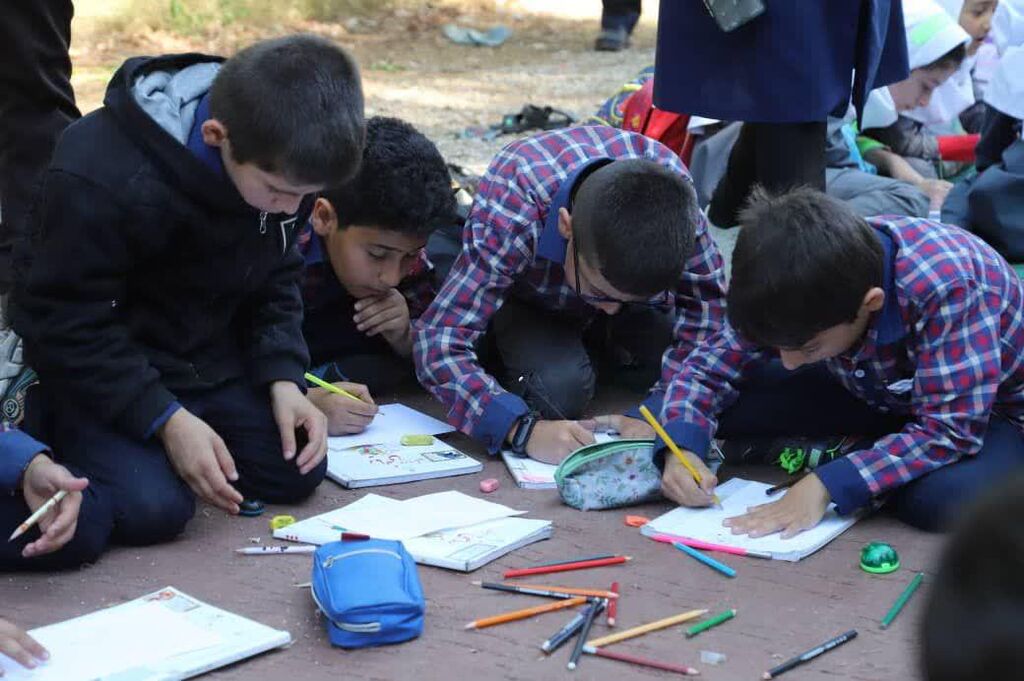 حضور کتابخانههای سیار کانون خوزستان در روستای ایستادگی شهرستان گتوند