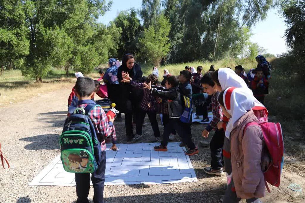 حضور کتابخانه‌های سیار کانون خوزستان در روستای ایستادگی شهرستان گتوند