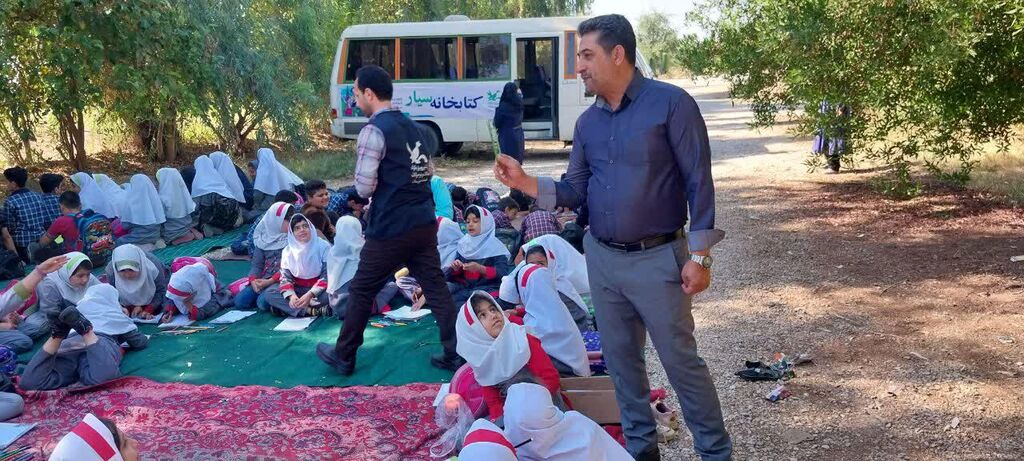 حضور کتابخانههای سیار کانون خوزستان در روستای ایستادگی شهرستان گتوند