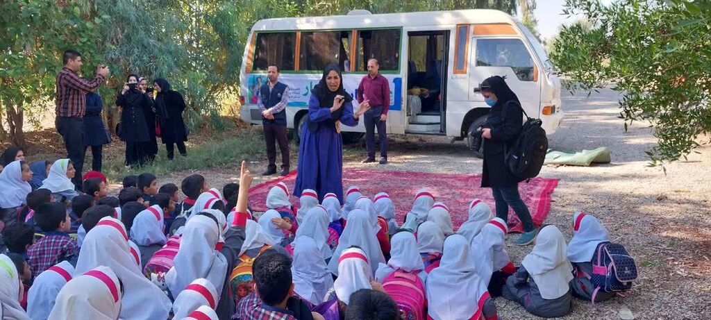 حضور کتابخانههای سیار کانون خوزستان در روستای ایستادگی شهرستان گتوند