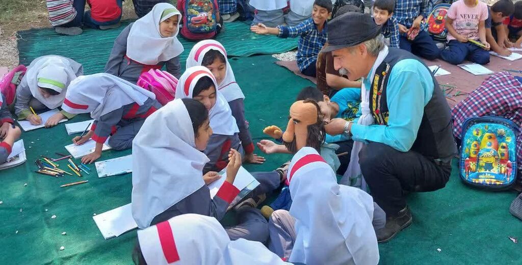 حضور کتابخانههای سیار کانون خوزستان در روستای ایستادگی شهرستان گتوند