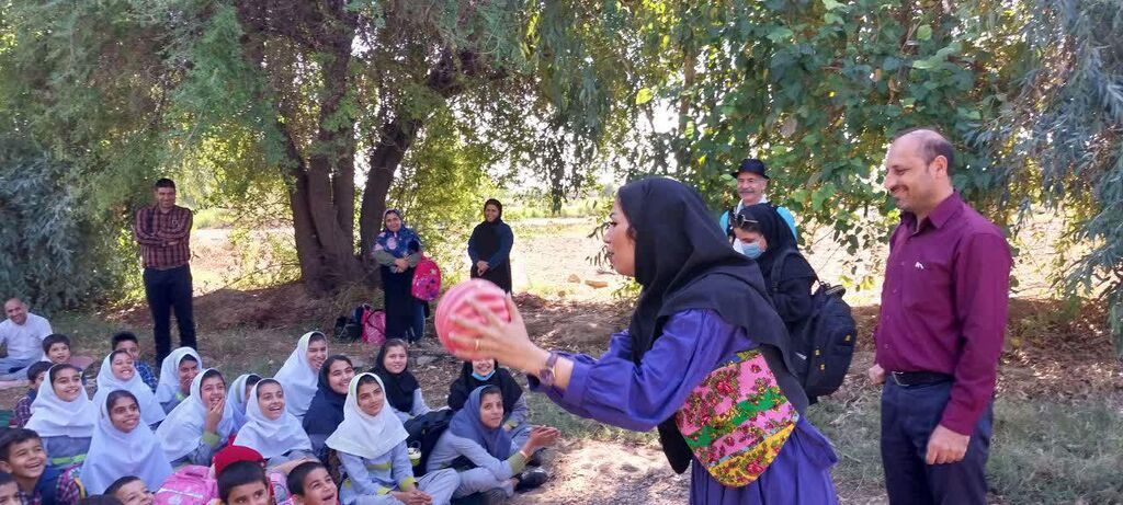 حضور کتابخانههای سیار کانون خوزستان در روستای ایستادگی شهرستان گتوند