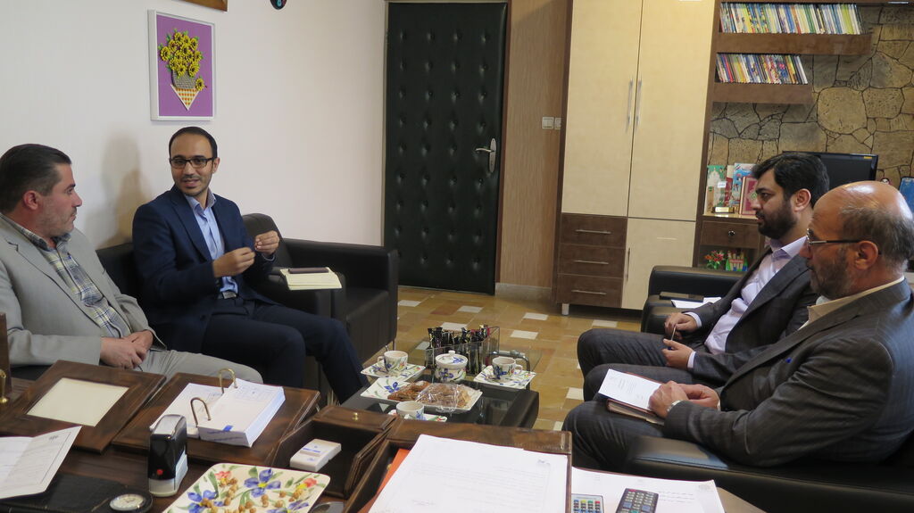 نشست مدیرکل کانون قزوین با مدیران آموزش و پرورش استان