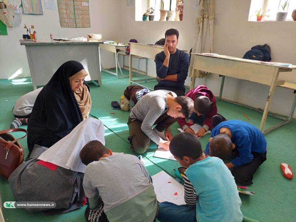 مدیرکل کانون پرورش فکری کودکان و نوجوانان استان همدان از روستاهای تحت پوشش کتابخانه های سیار روستایی کانون همدان بازدید کرد.