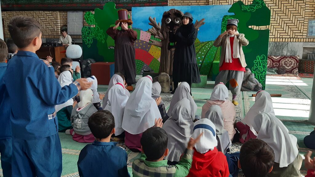 اجرای نمایش «درخت بخشنده»به مناسبت روز دانش‌آموز در مدارس استان