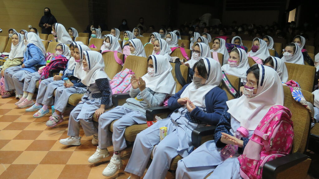 اجرای نمایش «درخت بخشنده»به مناسبت روز دانش‌آموز در مدارس استان