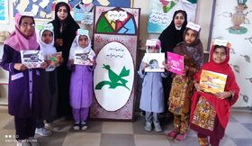 نواختن زنگ کتاب در مرکز فرهنگی‌هنری بَزمان(سیستان و بلوچستان) در آغاز هفته کتاب و کتابخوانی